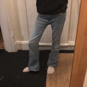 Blå bootcut jeans - Snygga blå bootcut jeans med klassisk femficksdesign. De har en knapp och dragkedja framtill. Perfekta för en avslappnad stil.