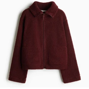 Teddyjacka vinröd  - Vinröd Teddyjacka från hm som endast är testad, köpte fel storlek🩷 helt slutsåld🫶🏻