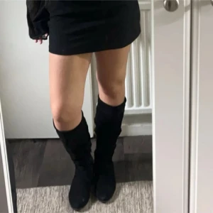 Svarta stövlar - Säljer då de var försmå! Storlek 38 men passar nog 37/38 🩷låg klack