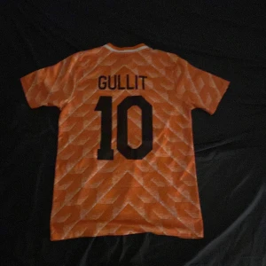 Ruud Gullit tröja #10 storlek S - En fotbollströja med Ruud Gullit från 1988 i Nederländerna. Tröjan har liten passform och är i storlek S. Det är en replika.