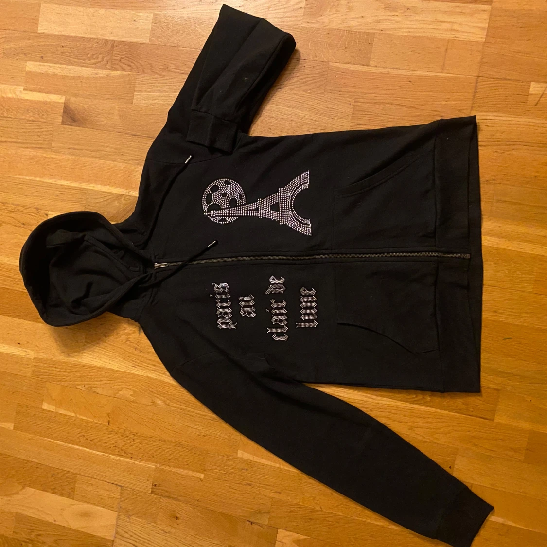 Svart hoodie från Blinglucid