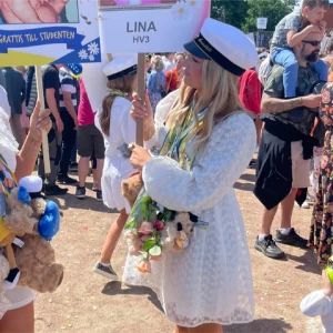 Studentklänning - Jättefin studentklänning från NA-KD. Köpte av en tjej här på plick men den passade tyvärr inte. Lånade bilder av hon jag köpte av. Slutsåld på hemsidan