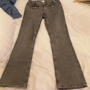 Grå bootcut jeans från Gina Tricot - Snygga grå bootcut jeans från Gina young. Dom är änvända 1-3 gånger även helt slutsålda. Skriv privat för fler bilder eller mått!