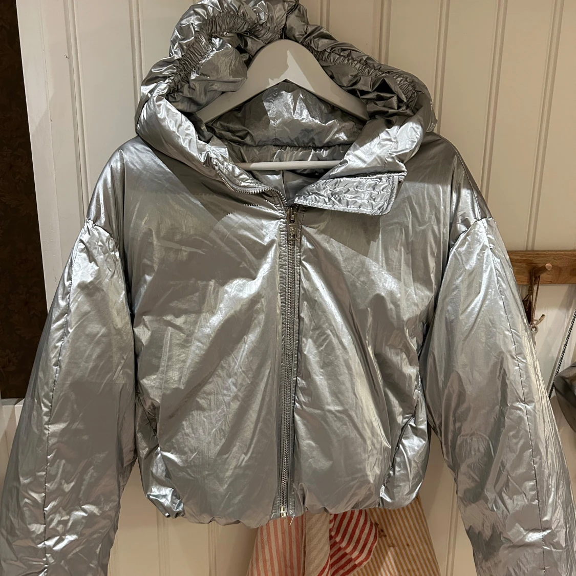 Silverfärgad pufferjacka med huva - 91