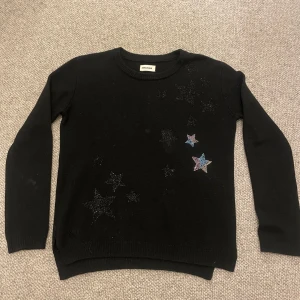 Zadig & Voltaire tjocktröja - Säljer denna fina Zadig & Voltaire tröja som inte längre går att köpa, jag säljer eftersom den tyvärr inte kommer till användning längre.Den har en liten fläck på vänster arm och nån på magen men syns knappt! Köptes för 1200kr men säljer för 550!
