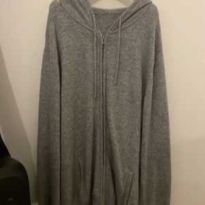 Zip luvtröja - En snygg zip luvtröja i Kashmir andvänds några gånger 