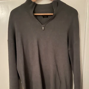 Grön tröja med dragkedja från Massimo Dutti - Snygg grå tröja från Massimo Dutti med dragkedja vid halsen. Perfekt för kyligare dagar med sin stilrena design och långa ärmar. Passar både till vardags och mer uppklädda tillfällen.