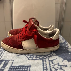 Valentino Flycrew Röda  - Tja, säljer nu dessa flycrews i storlek 41,5 men passar 42 . 15/22 spikar kvar. Har släppt lite på vänstra skon därav det låga priset. Går att fixa om man går till skomakare:) Vid frågor eller funderingar är det bara skriva. Kan även tänka mig att gå ner lite i pris vid snabb affär:)