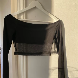 Top - Säljer svart festtop. Aldrig använt, likadan fram och baksida