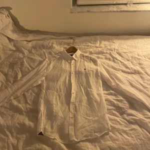 Morris skjorta - Hej säljer min linne skjorta från Morris i storlek M som är i nyskick har bara använt den ett fåtal gånger under sommaren och det fick inga defekter. Skriv vid funderingar  