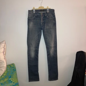Nudie jeans  - Superfeta nudie jeans i ett nära nyskick! Slitningen är själva looken på jeansen.