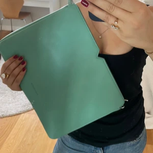 Datafodral från CW🍂🍂 - Superfint datafodral från Carin Wester😻Nypris 350kr, finns inte längre att köpa🤗Använt endast en gång!