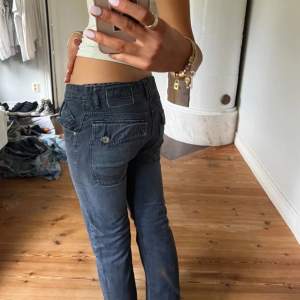 Y2k jeans med fickor! Så coola men säljer då de tyvärr inte passar mig🩷