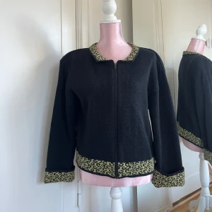 Kofta  - Kofta med leopard detaljer🖤🐆