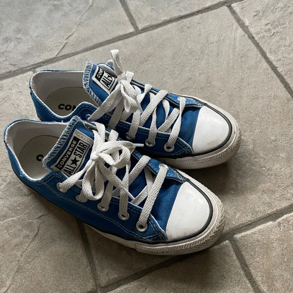 Blå låga converse i storlek 35. Duktigt använda men bra skick ändå :)  Hela överallt och superfina . Skor.