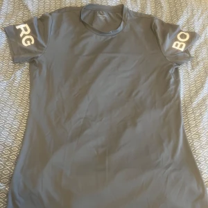 Björn borg träningströja - Grå björn borg träningströja i elasiskt tränings material. Storlek medium. Knappt använt. 