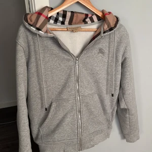 Burberry kofta - Säljer burberry kofta oanvänd så skick 10/10 väldigt skön och relativt tjock så en bra och skön kofta till höst/vinter! Skriv för frågor eller funderingar, pris kan diskuteras.
