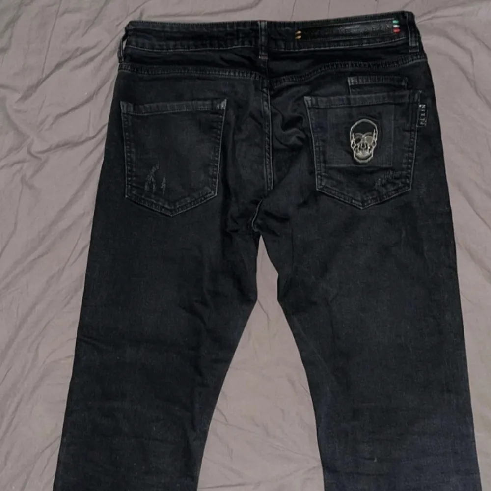 Philip plein jeans köpta för 1000$ som mot svarar ungefär 10 000kr men jag säljer dom endast för 3000kr dom har inga hål som inte ska vara på dom inga fläckar knappt använd. Storlek 33 . Jeans & Byxor.