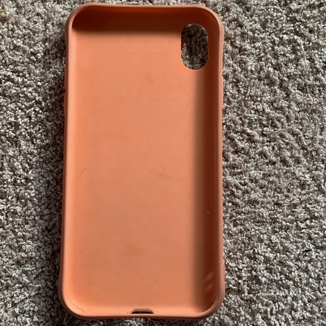 Ett aprikos färgat mobilskal XR l - 90