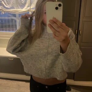 Stickad tröja - Grå stickad tröja med lite krage, den sticks en del men känns knappast när man har långärmad under, kontakta gärna innan köp 💝