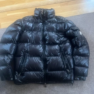 MONCLER MAYA - Nästan i ny skick, Storlek 1 och äkta finns kvitto det är bara kontakta om man vill ha bilder pris kan diskuteras. 