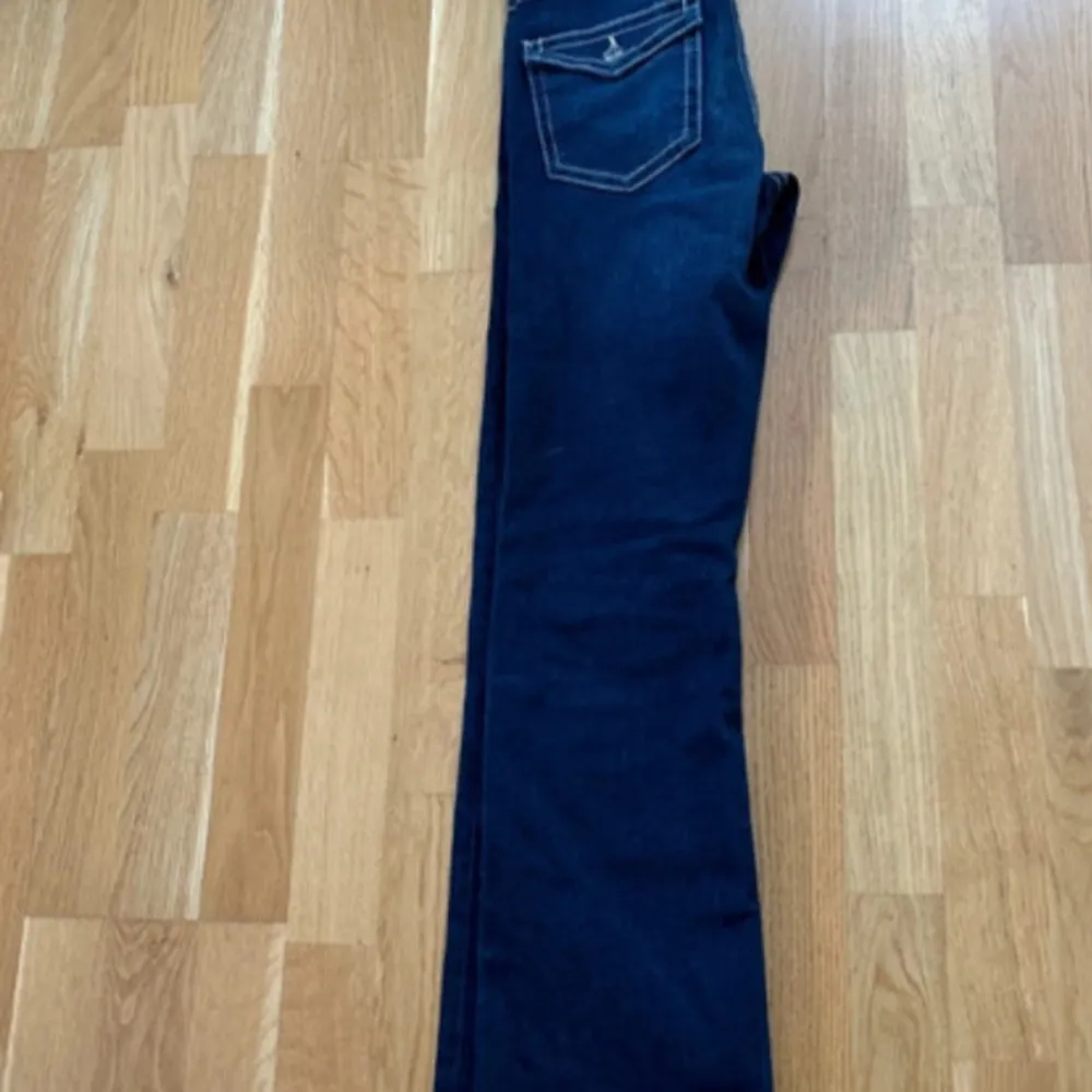 Jag säljer dessa jeans då dom är för stora för mig! Använt 3 gånger och är i storlek 164!. Jeans & Byxor.