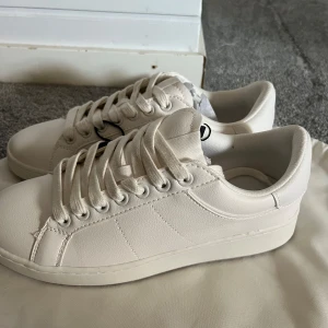 Sneakers  - Säljer dessa helt oanvända sneakers från Zara!!  Köptes nu till sommaren men kom aldrig till användning⭐️ Prislapp kvar!!