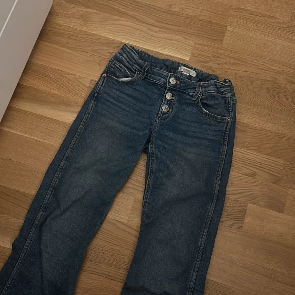 Jag säljer dessa lowaist jeansen från Gina i storlek 152. Skriv om ni är intresserade.. Jeans & Byxor.