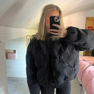 Vinterjacka  - En lite annorlunda vinterjacka från Wrangler som jag tycker är väldigt snygg!! Köpte för ett år sedan men i fel storlek men kunde ej skicka tillbaka🙁🫣 Prislapp kvar, köptes för 1800kr