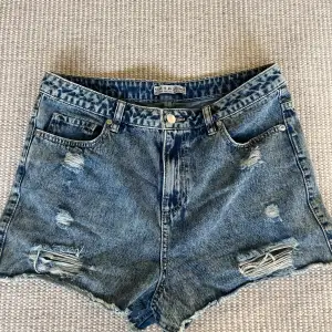 Fina jeansshorts/denimshorts med slitningar! Dom är för stora för mig men verkligen jättefina! 