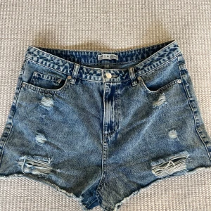 Denim Shorts - Fina jeansshorts/denimshorts med slitningar! Dom är för stora för mig men verkligen jättefina! 