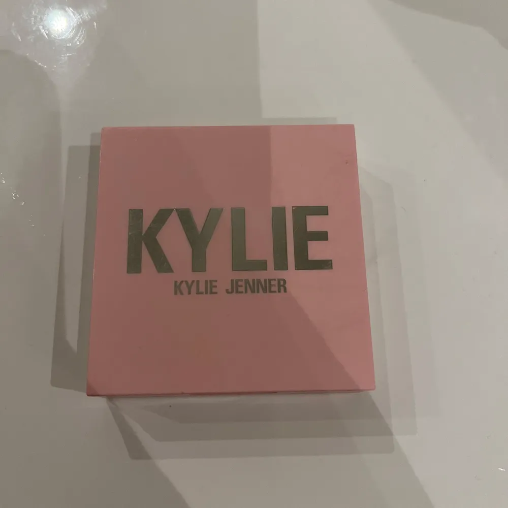 Säljer ett superfint rouge från Kylie Jenner i färgen 