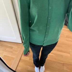 Grön kofta - En söt kofta från Saint Tropez i mycket bra sick!