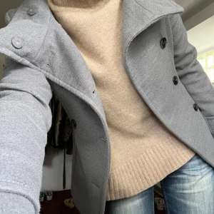 Höstjacka - Snygg Höstjacka från HM❤️knappt använd köpt hör på plick! Olika knäppningar🥰