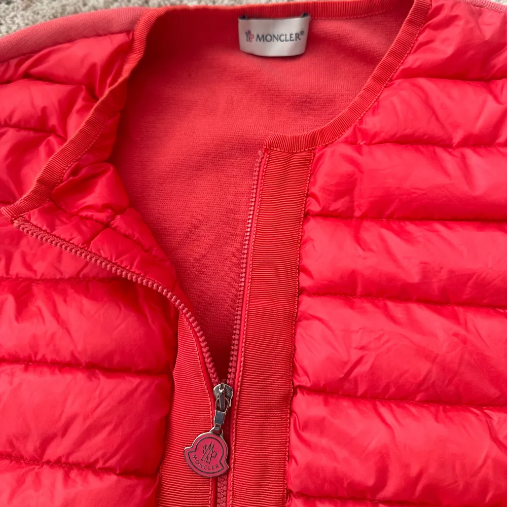 Moncler cardigan pink. Storlek M passar även S. Super skick, inget hål eller liknande. Pris 3199kr.. Jackor.