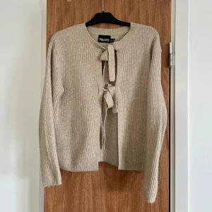 Kofta  - Superfin kofta i nyskick i storlek M. Köpt på Zalando för 399 och är endast använd 2 gånger❤️