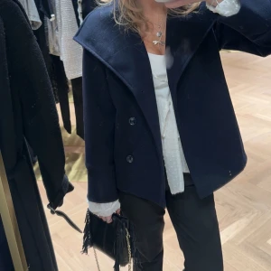 Kappa - Jätte snygg mörkblå kappa från gina young köpt i vintras🌟 inga defekter, säljer pga att den inte kommer till användning längre 💓