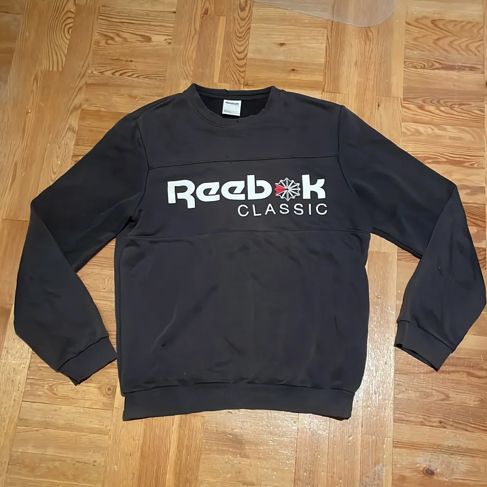 Reebok classic tröja/crewneck. Bra skick, lite slitage över loggan men syns knappt‼️skriv om du undrar över mått eller vad som helst‼️. Hoodies.