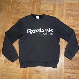 Reebok tröja - Reebok classic tröja/crewneck. Bra skick, lite slitage över loggan men syns knappt‼️skriv om du undrar över mått eller vad som helst‼️