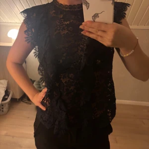 Festspetstopp zara  - Säljer denna slutsålda marinblåa festtopp från Zara i spets i storlek Xs💘 använt fåtal gånger, och kommer inte till användning längre så mycket mycket bra skick på den!🩷 PRIS KAN DISKUTERAS, lägger ut för 349!