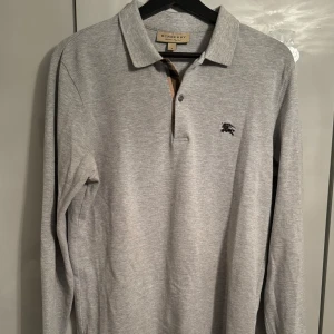 Burberry Piké  - Yo, säljer denna Burberry piké/polo tröja som är i långärmad, den är i mycket fint skick och inga konstigheter! 