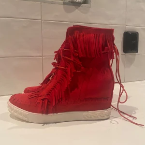 Fransskor - Superfina fransskor i fin röd färg, helt nya! Finns tygpåse och prislapp kvar! Strl 40❤️ Klacken är 7 cm hög, men eftersom det är en kilklack så är de otroligt sköna att gå i💓