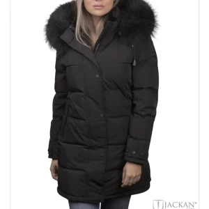 Vinterjacka - Använd en hel vinter, håller en jätte varm även vid kallaste temperaturer. Har inga skador och är i väldigt bra skick, meddela mig för fler bilder. Nypris är 6 990kr, säljer den för 1000 kr men kan diskutera priset.💗