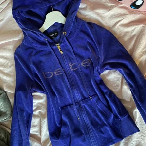 Zipup  - Vintage bebe zipup! Jättefint skick! Storlek M. Inget tryck på baksidan. ❌Har inga bilder på❌