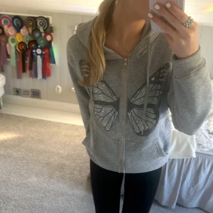 Rhinestone hoodie - Säljer nu min populära fina fjärils-hoodie🦋mycket bra skick