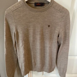 Morris tröja - Tjena! Säljer nu denna snygga Morris tröja i färgen beige/ljusbrun, den är 10/10 skick och inga defekter alls!😊 Den är i storlek Xs. om du har någon fundering så får du gärna skriva!