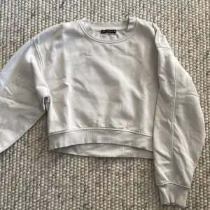 Säljer en superfin naturvit croppad sweatshirt från Zara. Den är perfekt för en avslappnad look och har långa ärmar. Materialet är mjukt och skönt, perfekt för höst och vår. Passar bra till jeans eller kjol 