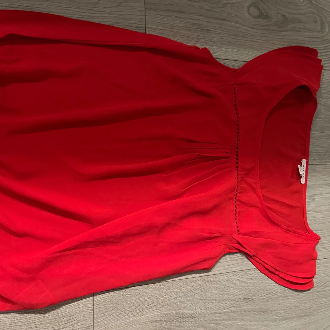 Röd urringad blus - 90