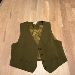 Olivgrön väst - Helt ny utan prislapp 