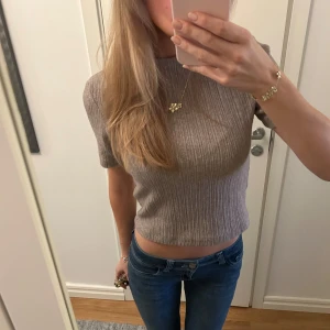 Stickad topp - Sååå fin och mysig topp från zara i mjukt material 💓🌸 Perfekt nu till hösten då den är lite varmare. Sparsamt använd så i väldigt bra skick 🤩 Slriv om du har några frågor, använd annars ”köp nu” 🩷